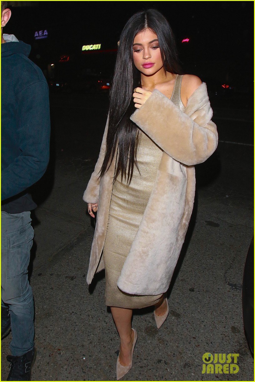 Kylie Jenner Spends Saturday Night Out With Sister Kendall | Photo ...