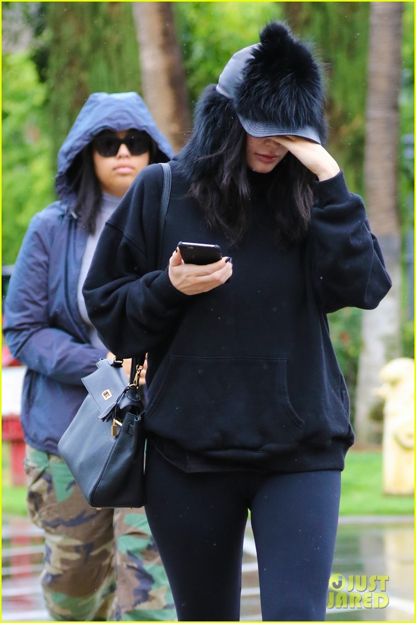 Full Sized Photo of kylie jenner jordyn woods lunch rain la 14 | Kylie