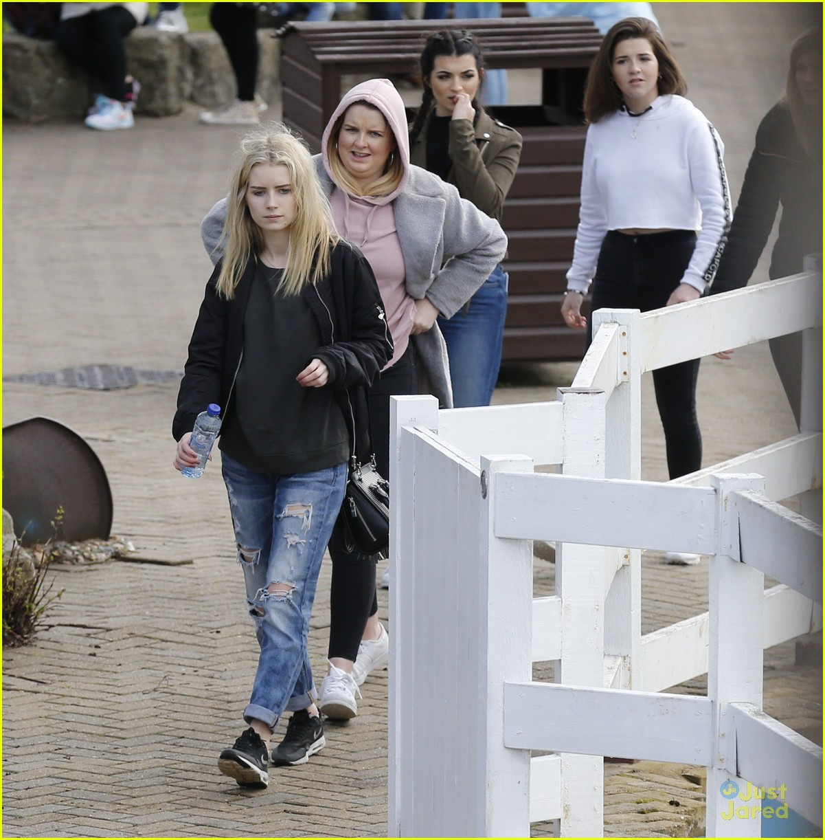 Full Sized Photo of lottie moss thorpe park with friends 07 | Lottie