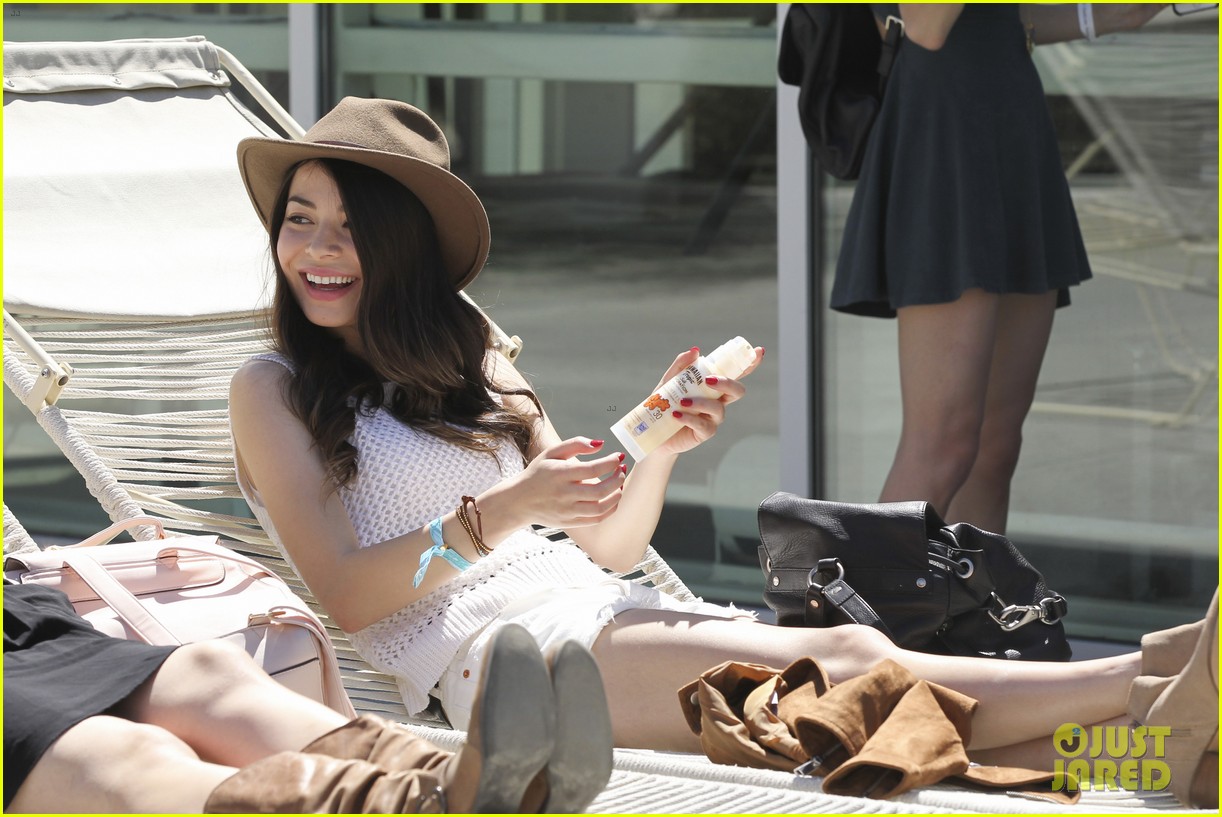 Miranda Cosgrove is Still 'So Close' With 'iCarly' BFF ...