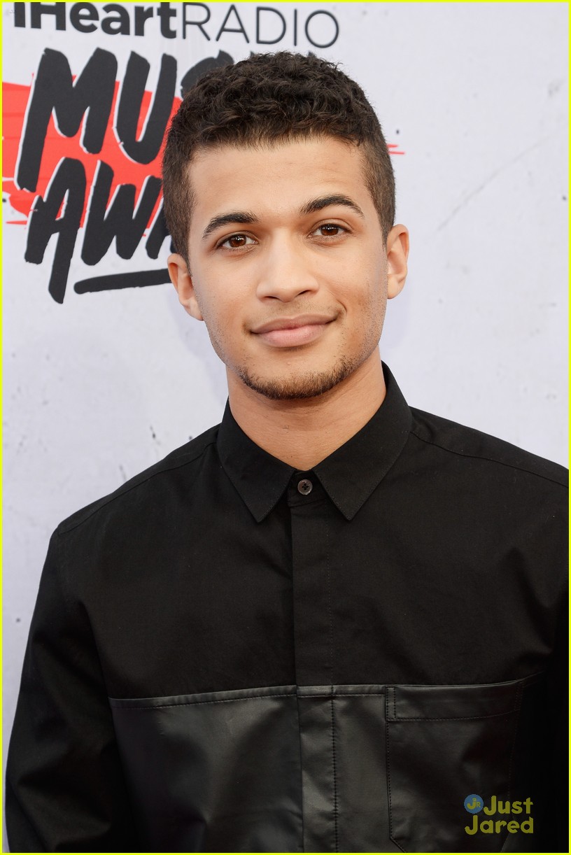 Full Sized Photo of olivia holt jordan fisher iheart awards 02 | Olivia