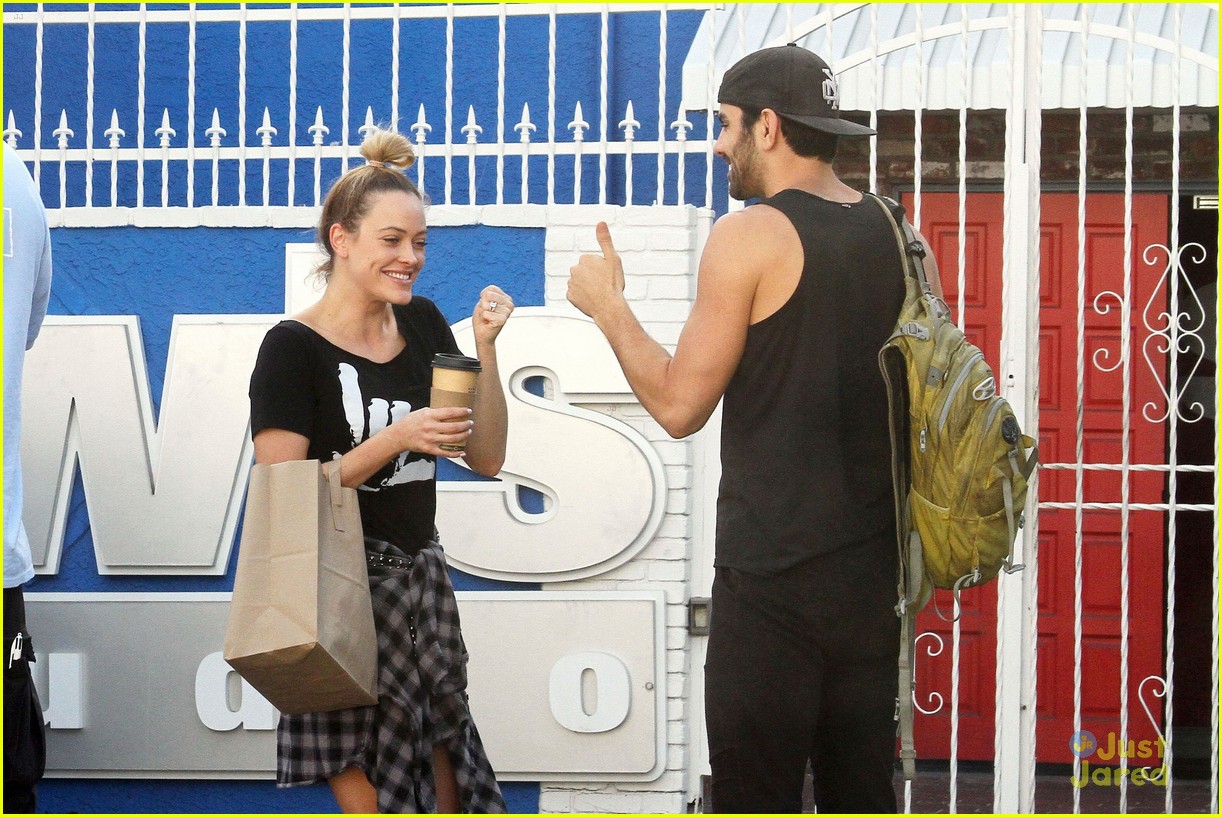 Peta Murgatroyd Signs With Nyle DiMarco Ahead Of DWTS Practice | Photo ...