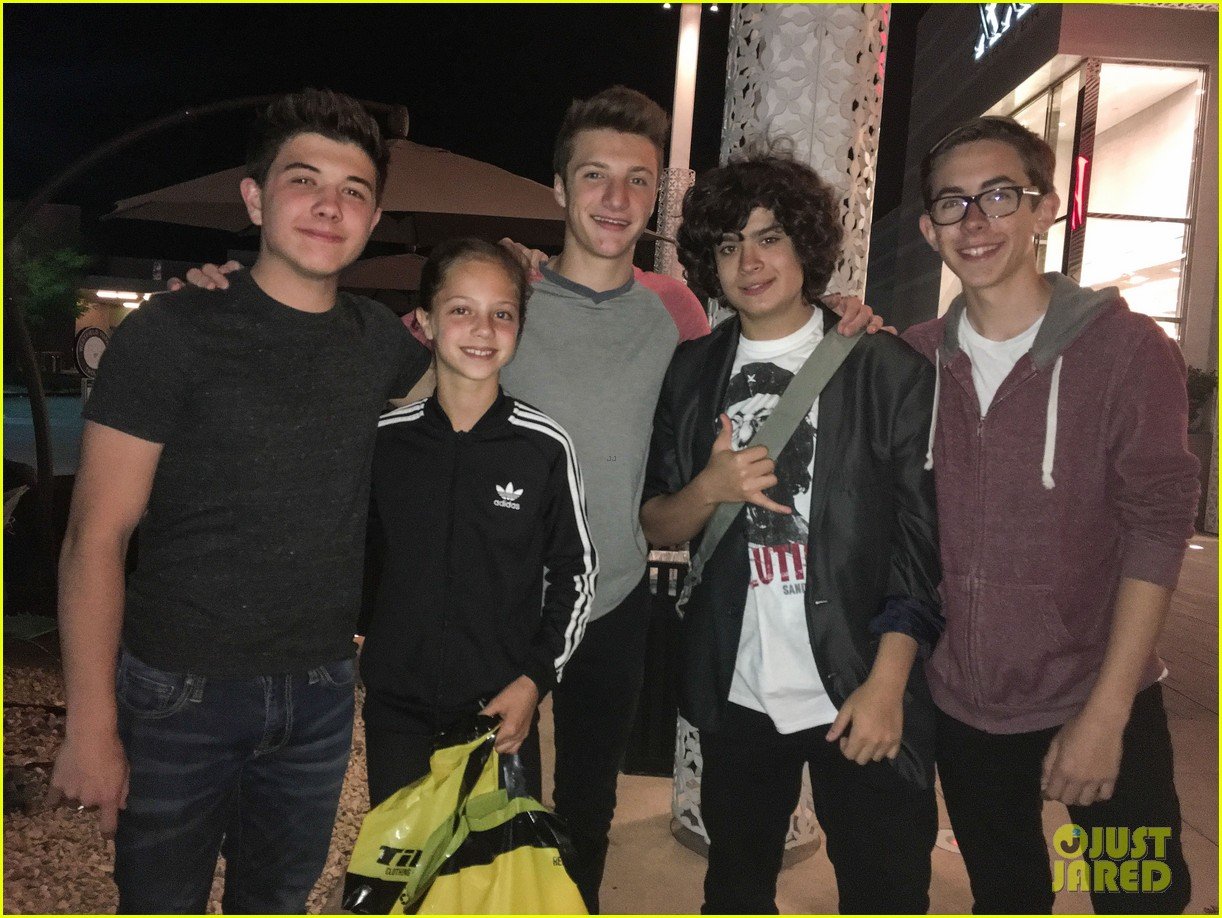 Bradley Steven Perry Jake Short Hang Out With Mighty Med Guys At The Mall Photo 961032 Augie Isaac Bradley Steven Perry Devan Leos Jake Short Pictures Just Jared Jr