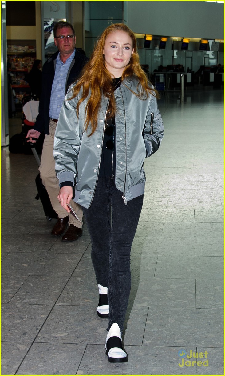 Full Sized Photo of sophie turner airport thrones premiere 06 | Sophie