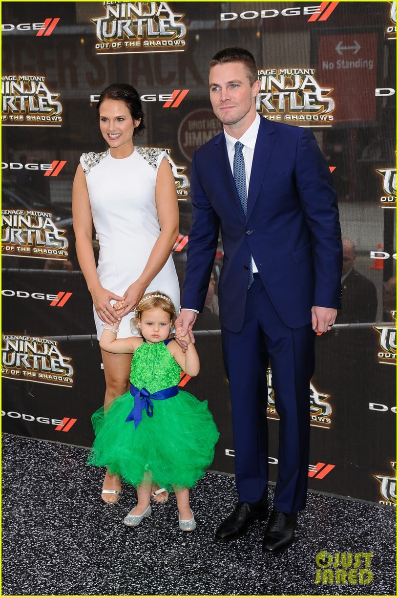 Stephen Amell Brings His Family to 'TMNT' Premiere! Photo 975020