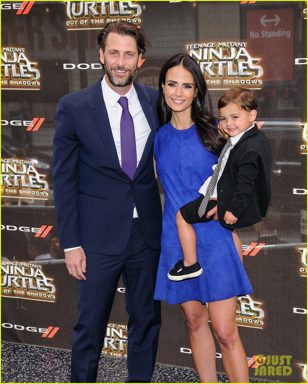 Stephen Amell Brings His Family to 'TMNT' Premiere! Photo 975027