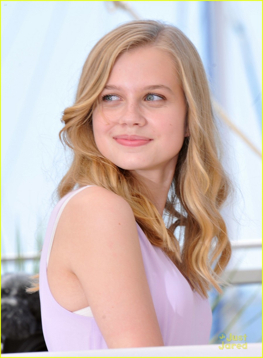 Angourie Rice Gets Kiss From Ryan Gosling At The Nice Guys Cannes Premiere Photo 971187