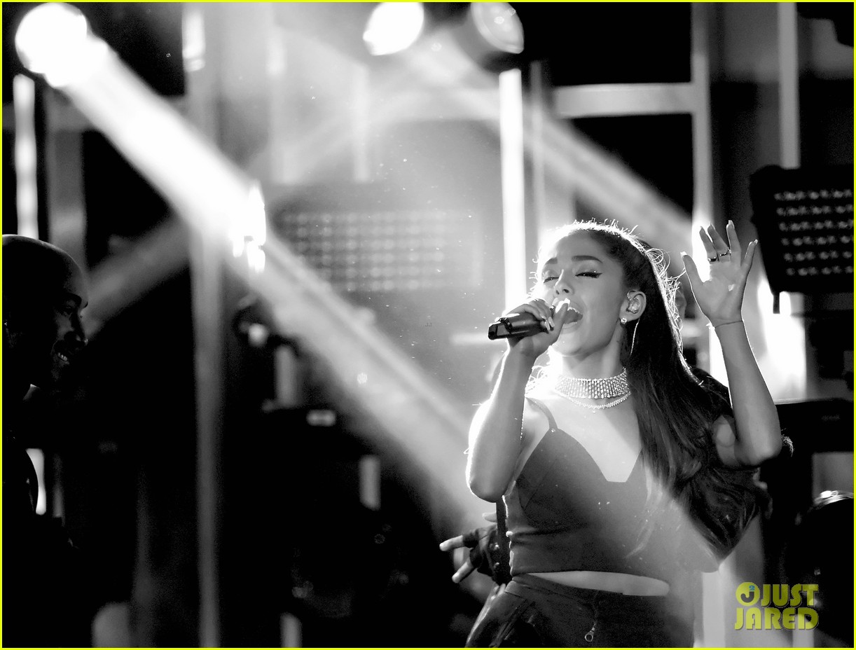 Ariana Grande Performs Dangerous Woman And Into You Medley At Bbmas 2016 Photo 974893 1412