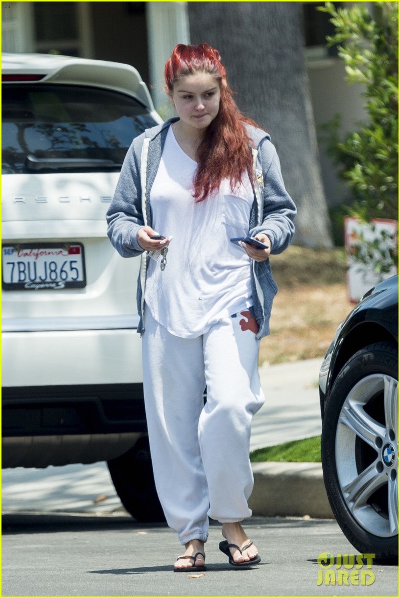 Full Sized Photo of ariel winter house hunting sweatpants no makeup 02