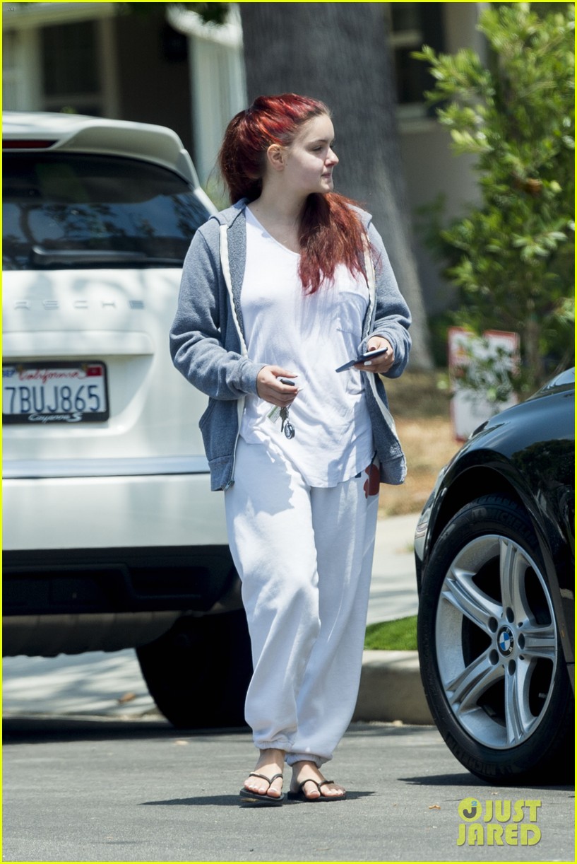 Full Sized Photo of ariel winter house hunting sweatpants no makeup 12