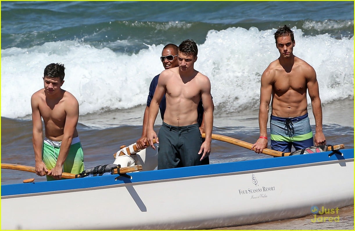 Austin North, Bradley Steven Perry & Jake Short Go Shirtless in Hawaii.