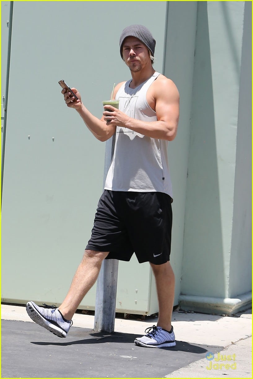 Derek Hough Has A Workout Slogan We All Should Live By | Photo 977402 ...