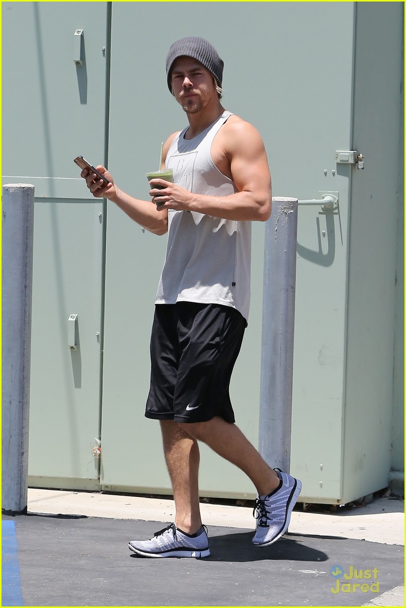 Derek Hough Has A Workout Slogan We All Should Live By | Photo 977406 ...