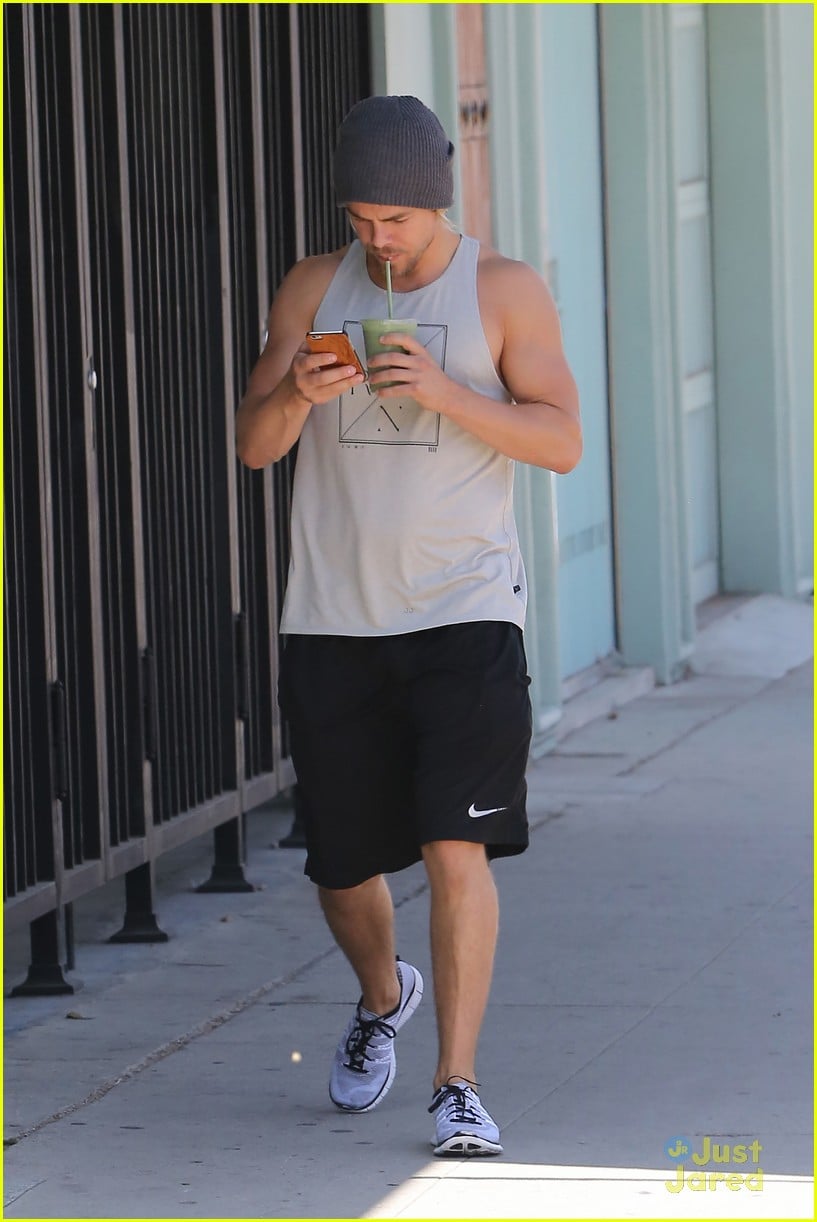 Derek Hough Has A Workout Slogan We All Should Live By | Photo 977412 ...