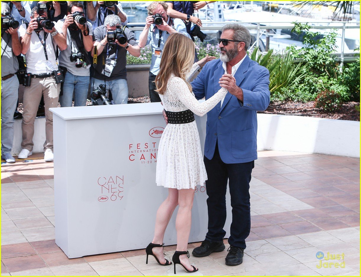 erin moriarty dance mel gibson blood father photocall 01