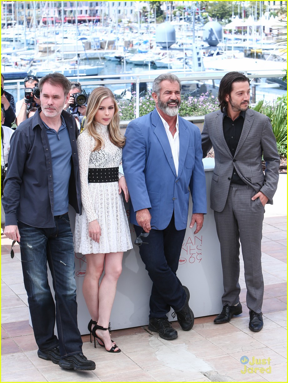 erin moriarty dance mel gibson blood father photocall 03