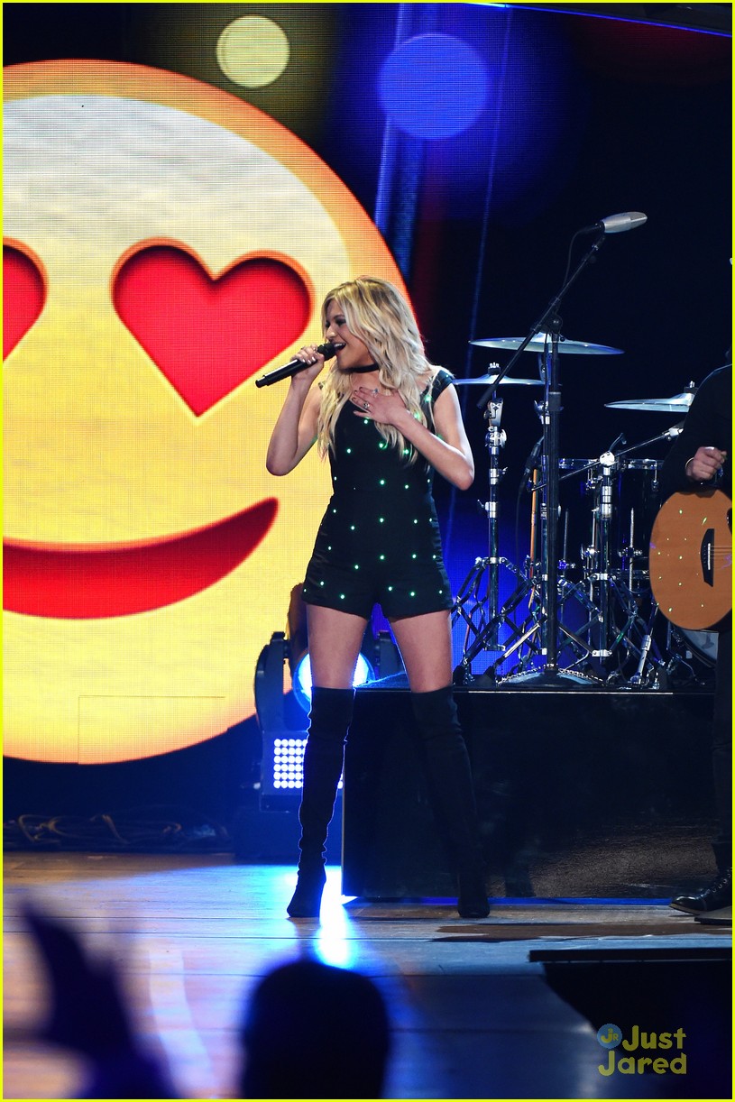 Kelsea Ballerini Wore Light Up Romper For Accas Performance Photo