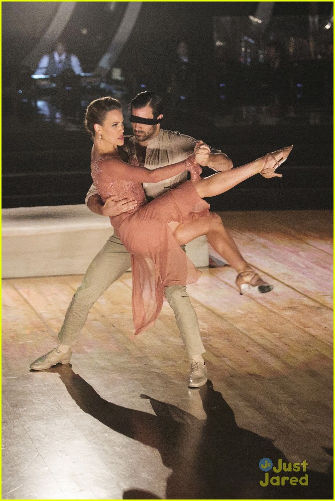 Nyle DiMarco & Peta Murgatroyd Celebrate Being In DWTS Finals | Photo ...