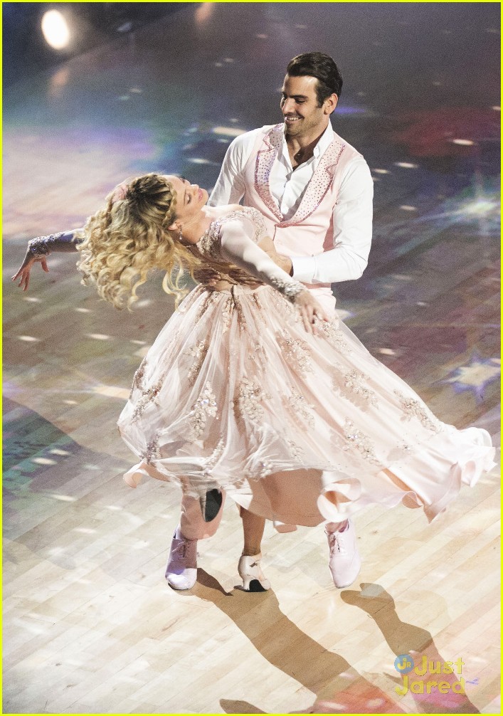 nyle dimarco sab ladies visit dwts icons night 09