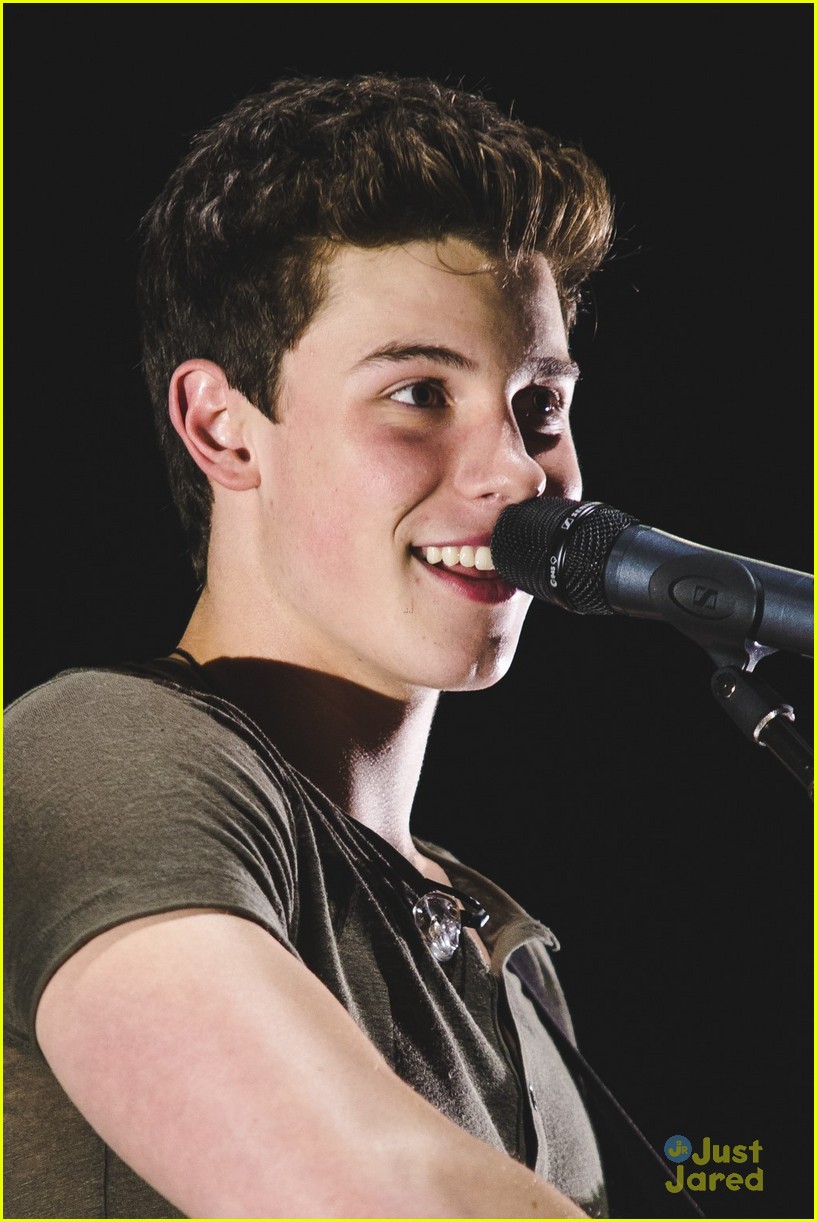 Full Sized Photo of shawn mendes moving out apollo night two london 08