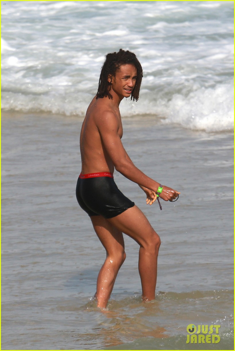 jaden smith wears just his calvins for a dip at the beach 15
