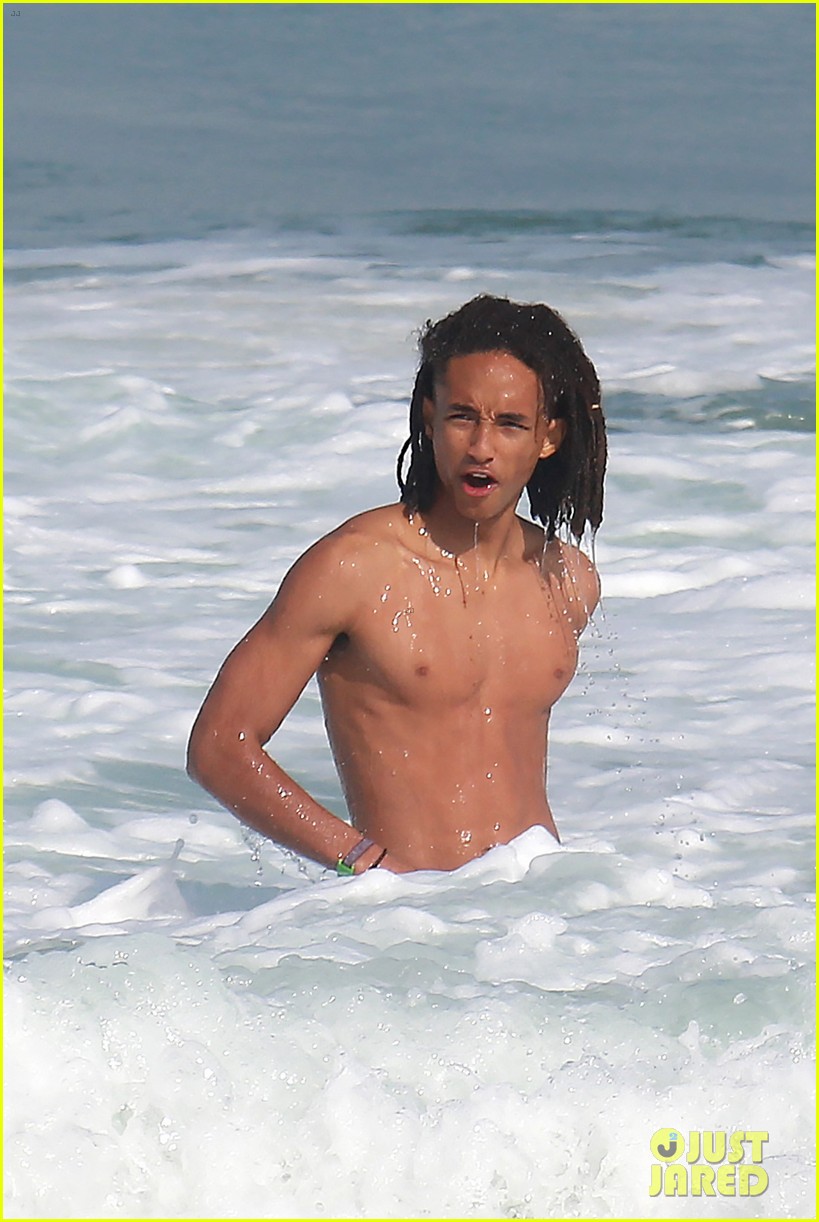 jaden smith wears just his calvins for a dip at the beach 22.