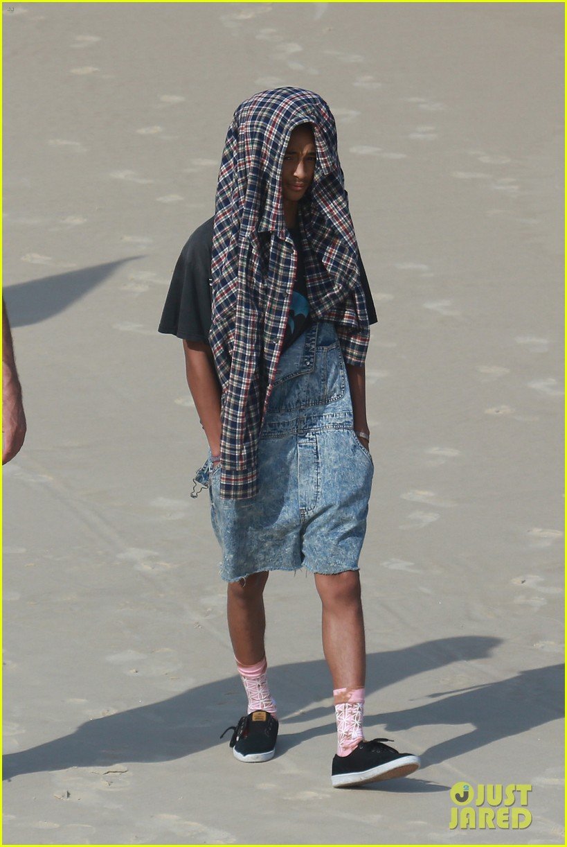 jaden smith wears just his calvins for a dip at the beach 33