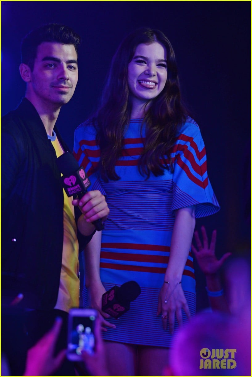 Hailee Steinfeld & Joe Jonas Sing 'rock Bottom' At Iheartradio Pool 