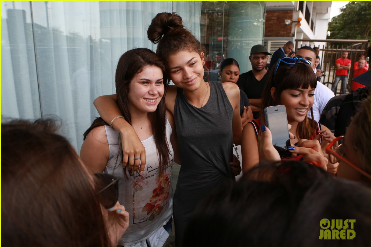 Zendaya Goes Tropical For the LV Cruise Collection Show in Rio | Photo ...