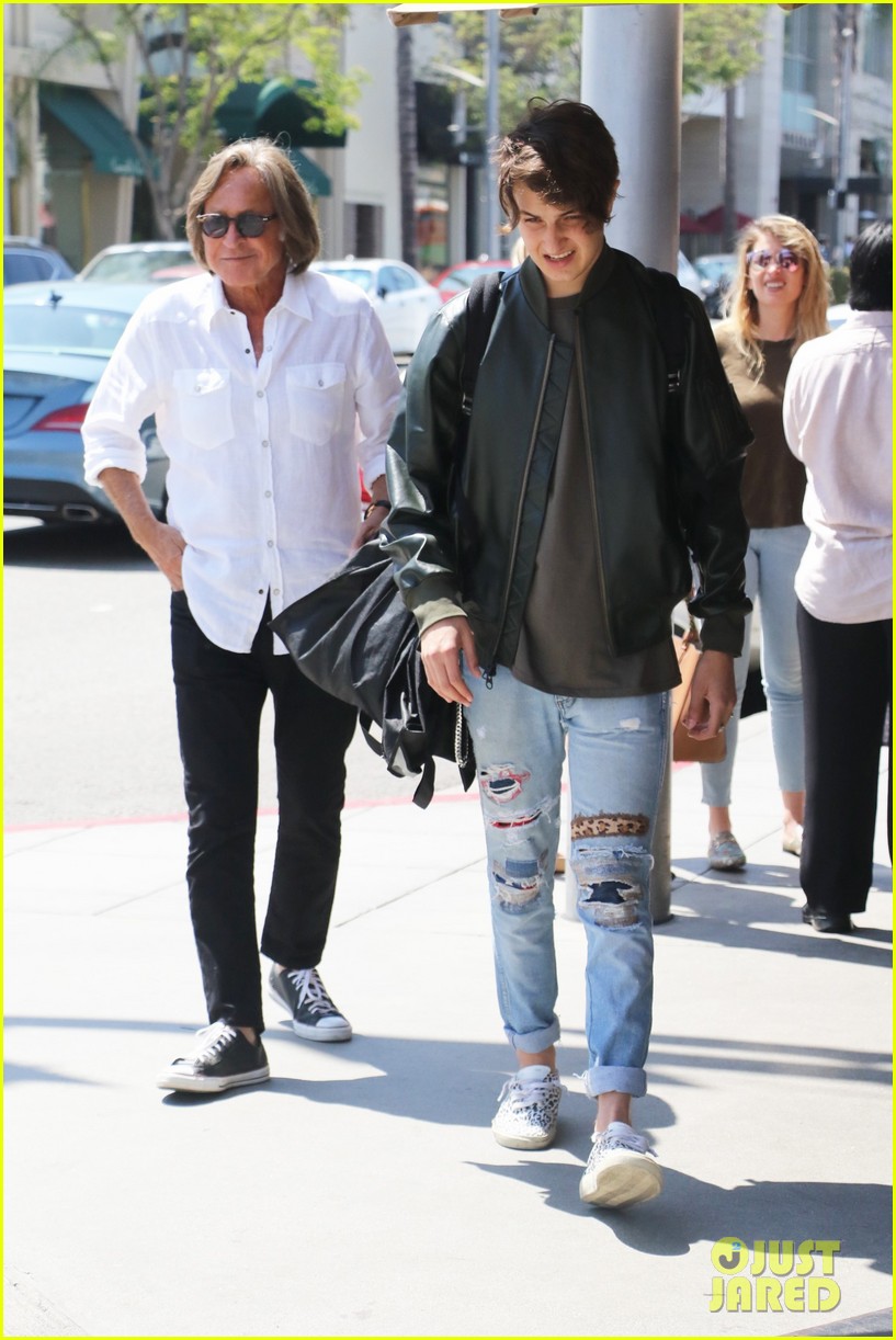 Full Sized Photo of anwar hadid birthday lunch dad mohamed 01 | Anwar