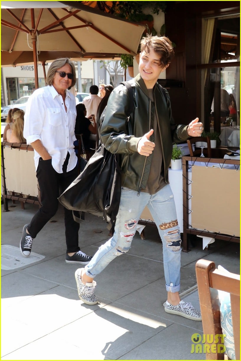 Full Sized Photo of anwar hadid birthday lunch dad mohamed 02 | Anwar