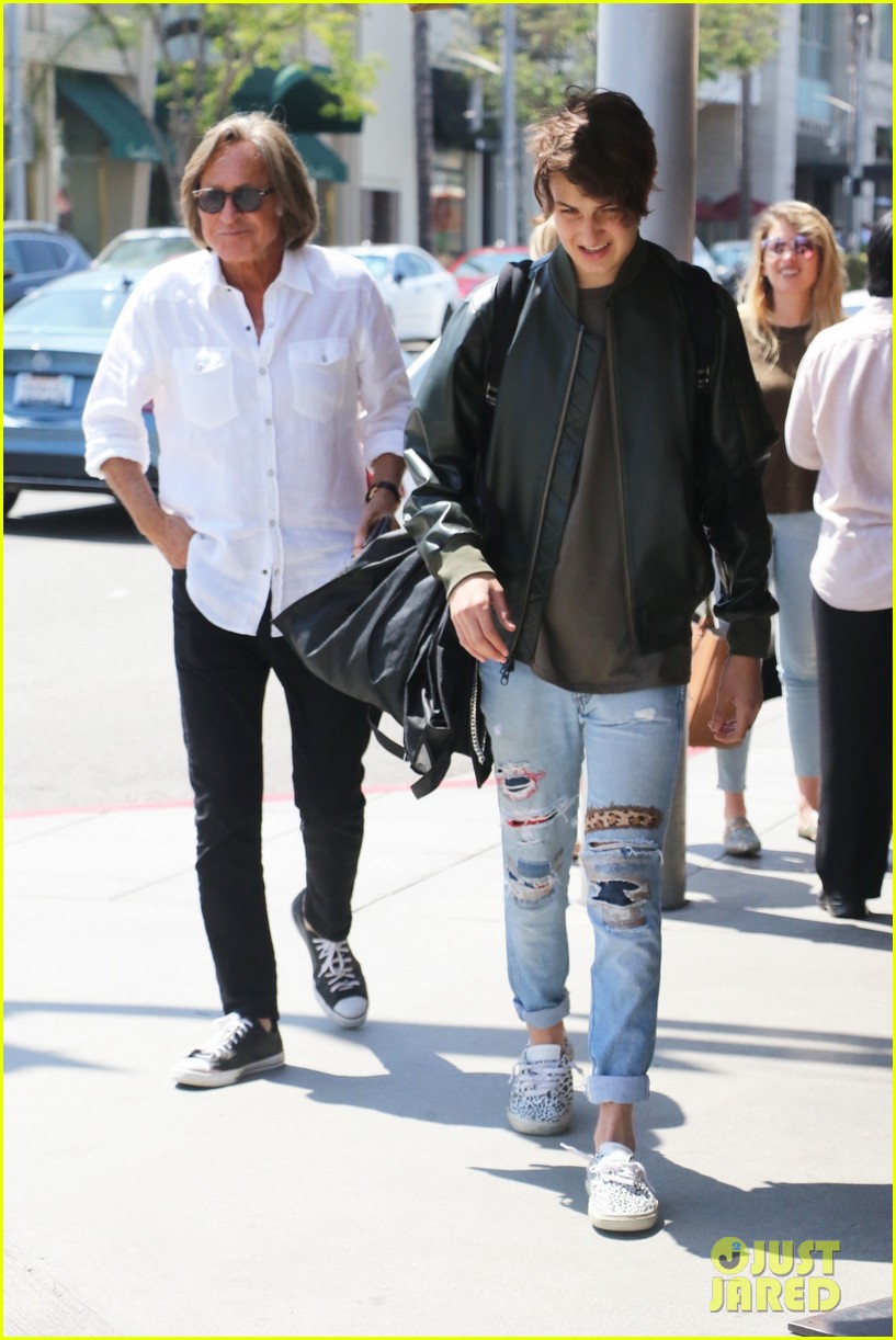 Full Sized Photo of anwar hadid birthday lunch dad mohamed 03 | Anwar