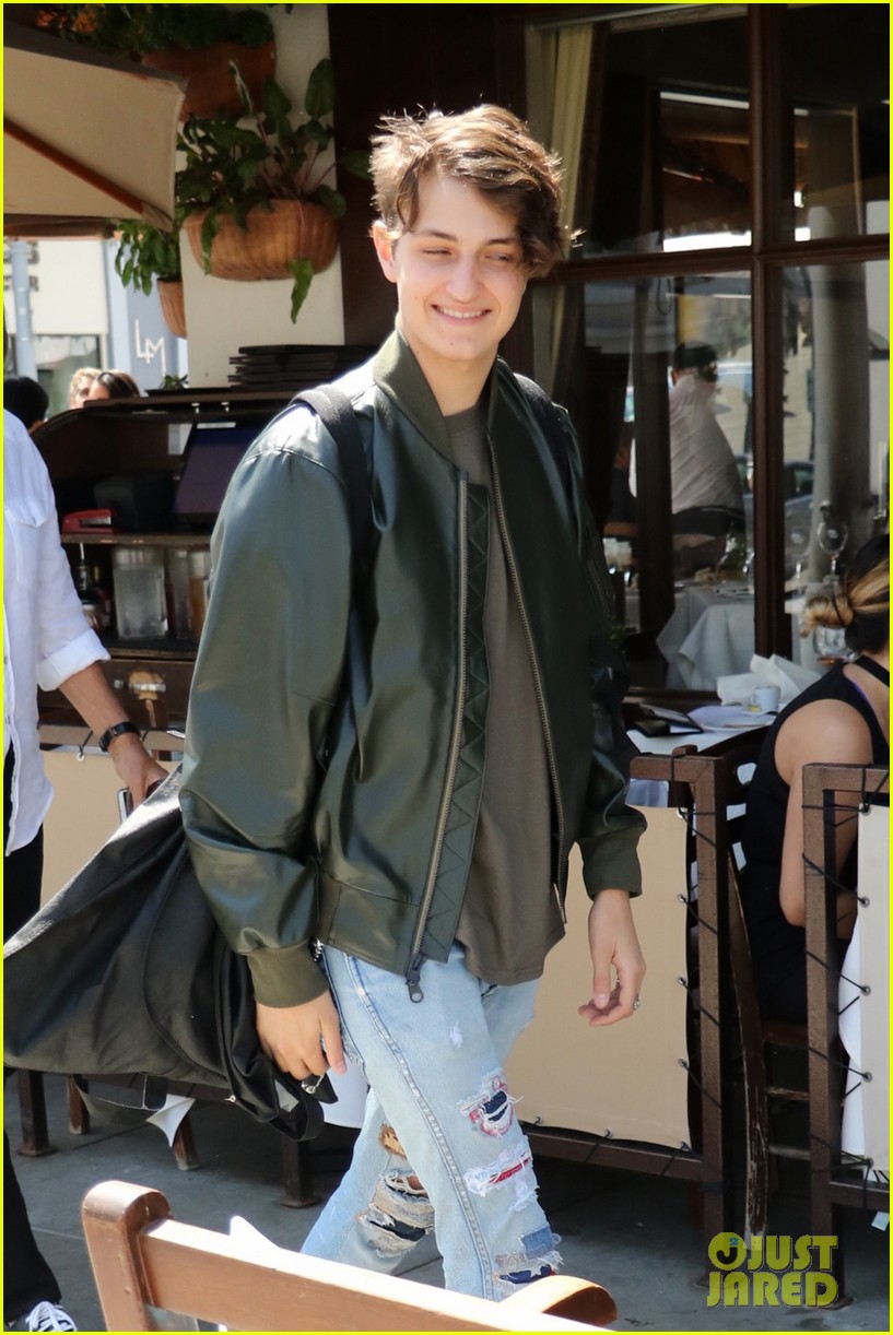 Full Sized Photo of anwar hadid birthday lunch dad mohamed 04 | Anwar