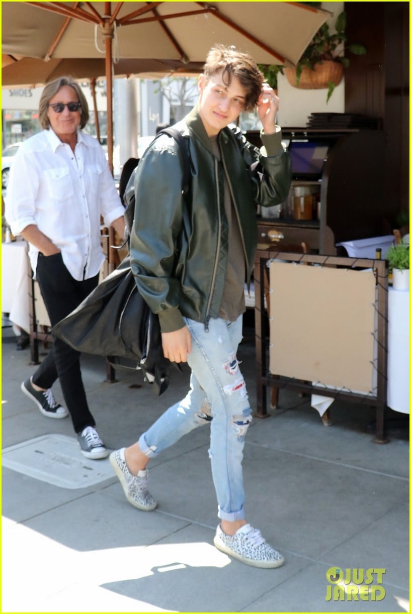 Anwar Hadid Grabs Post-Birthday Lunch with Dad Mohamed | Photo 988359