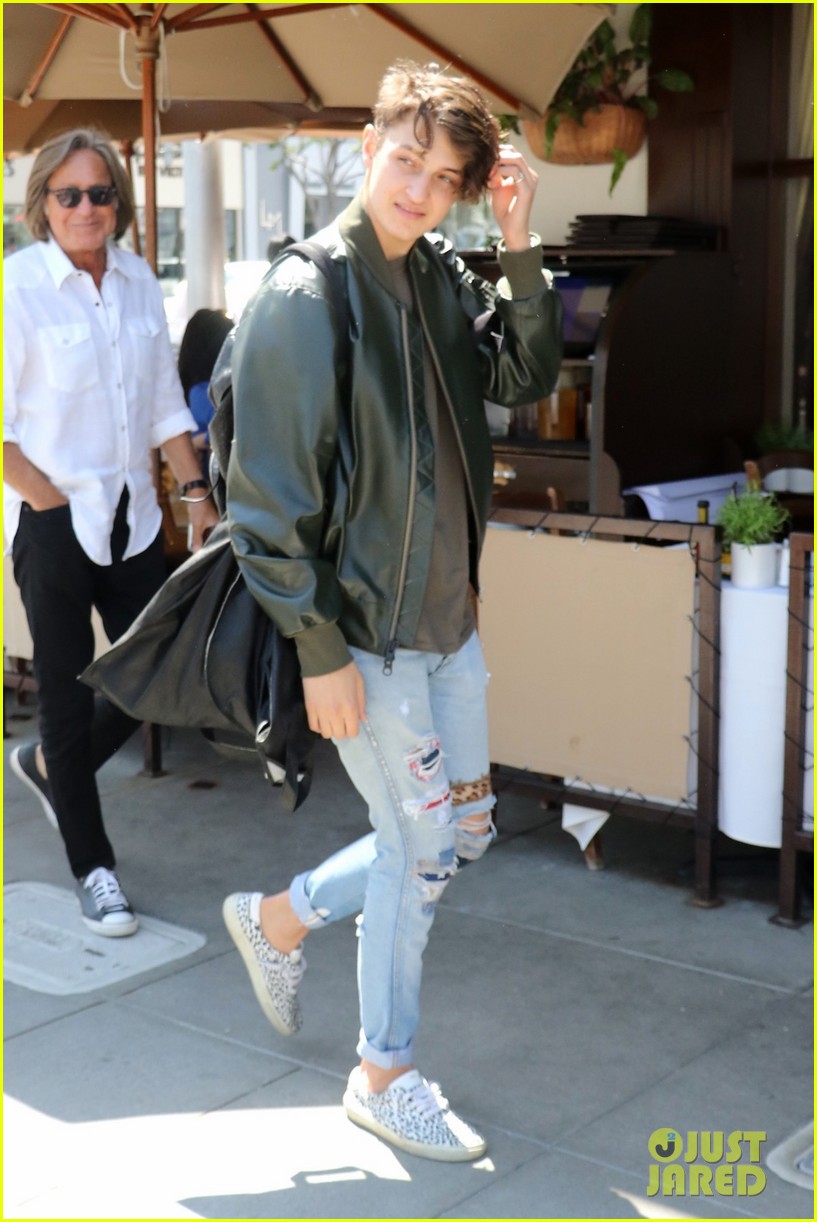 Full Sized Photo of anwar hadid birthday lunch dad mohamed 06 | Anwar