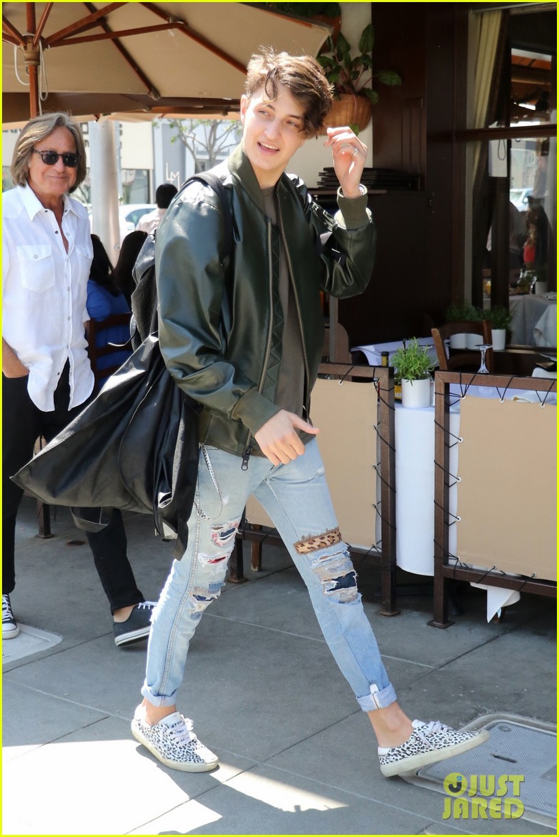 Anwar Hadid Grabs Post-Birthday Lunch with Dad Mohamed | Photo 988363