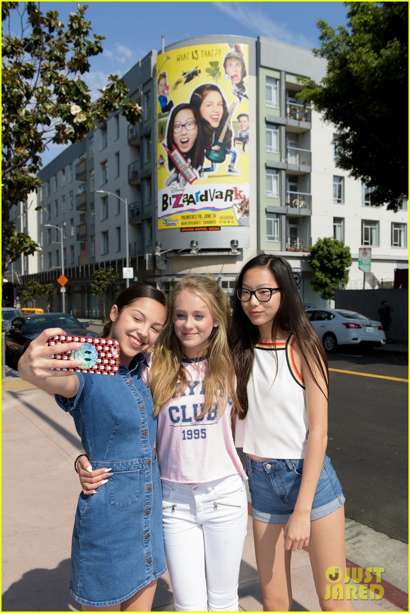 The 'Bizaardvark' Cast Visits Their Hollywood Billboard! | Photo 987301