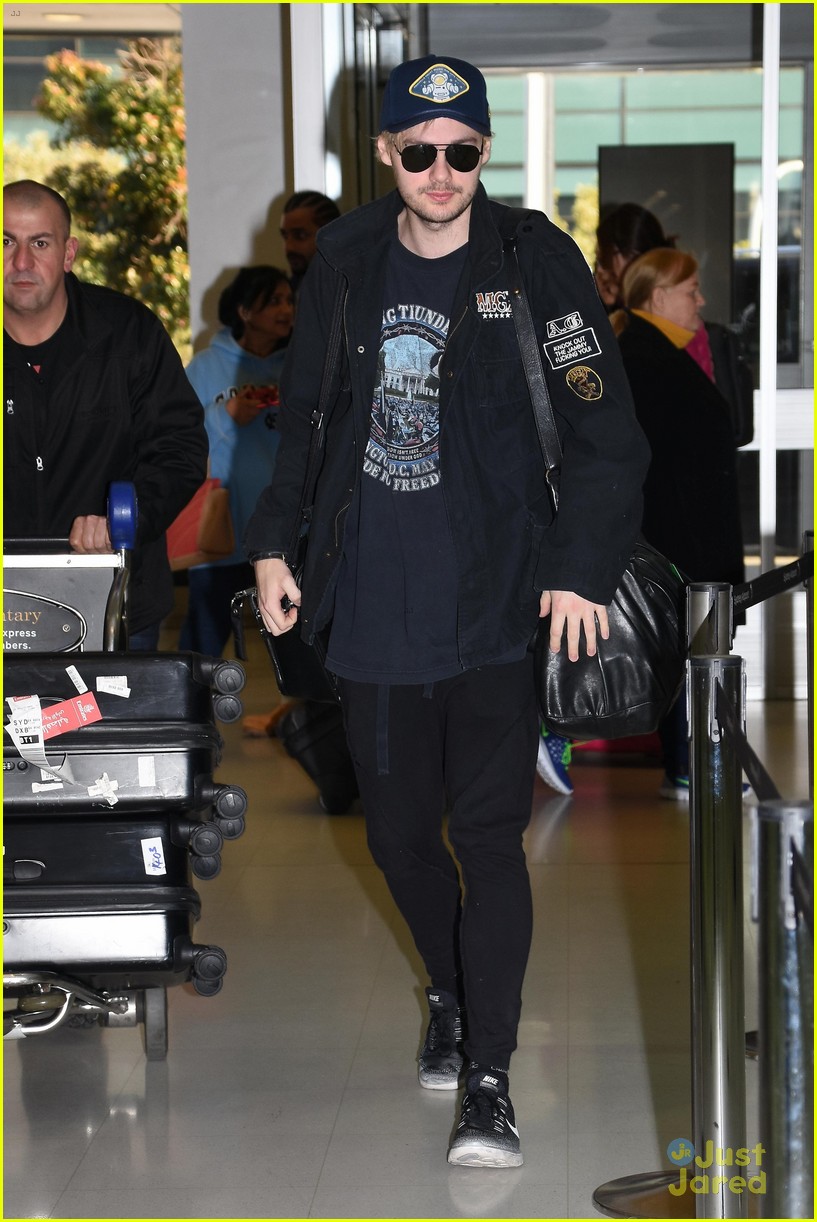 Full Sized Photo of 5sos michael clifford girlfriend crystal leigh fly ...