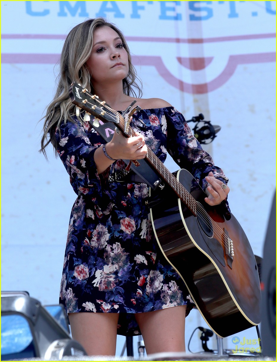 Full Sized Photo of megan liz maddie tae maren morris cma music ...