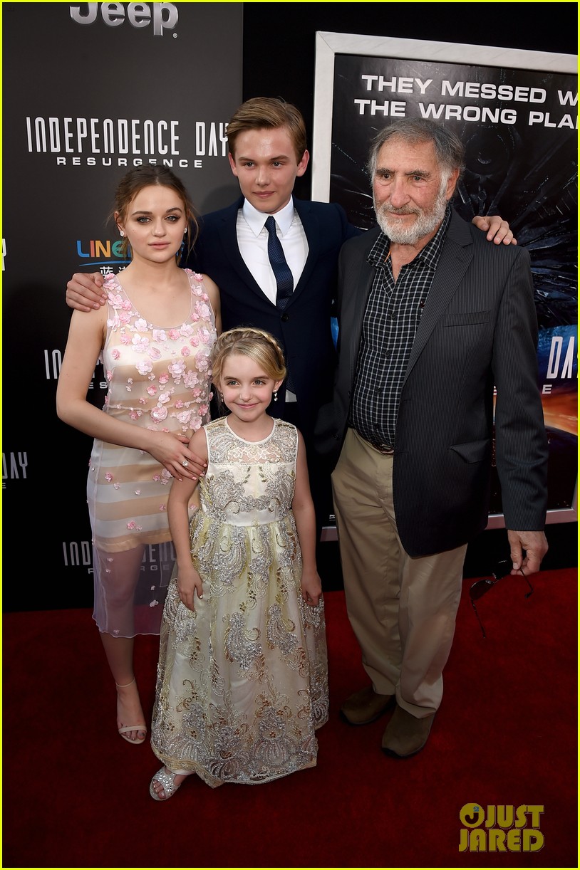 Joey King Liam Hemsworth Premiere Independence Day Resurgence In Hollywood Photo Bill Pullman Hunter King Jeff Goldblum Jessie T Usher Joey King Judd Hirsch Liam Hemsworth Maika Monroe Movies