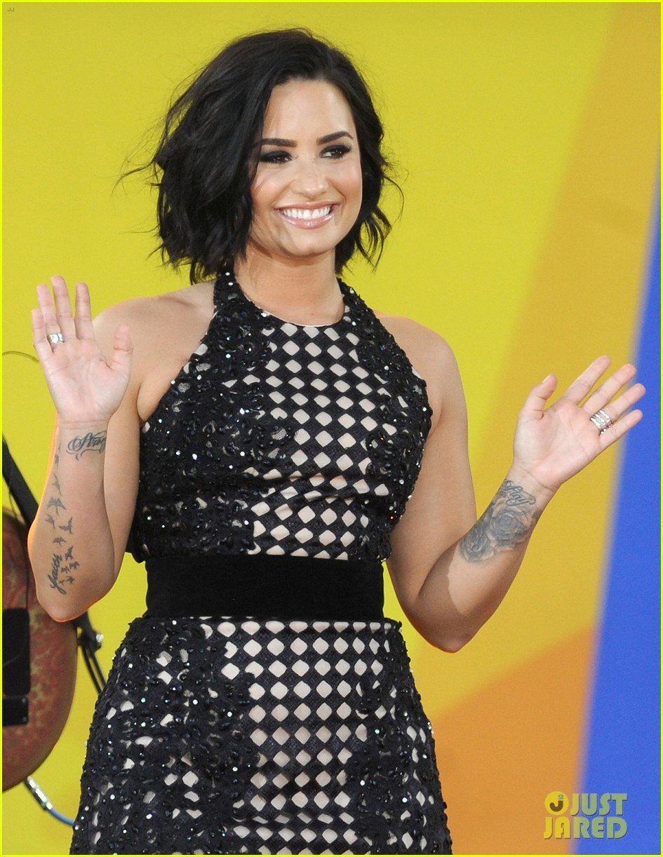 Demi Lovato Gives Surprise Performance During Brad Paisley's 'GMA ...