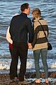 taylor swift tom hiddleston walk the beach with his mom 03