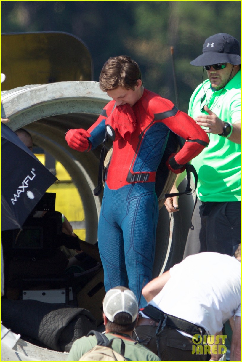 Tom Holland Looks Hot In His Spider Man Suit First Look Photos Photo 990106 Photo Gallery