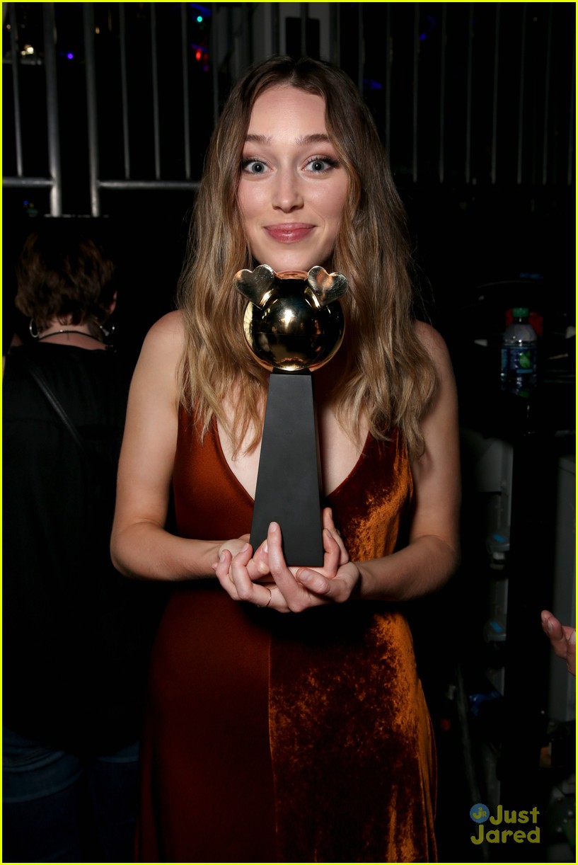 Alycia Debnam-Carey Celebrates Lexa's Win at MTV Fandom Awards 2016 ...