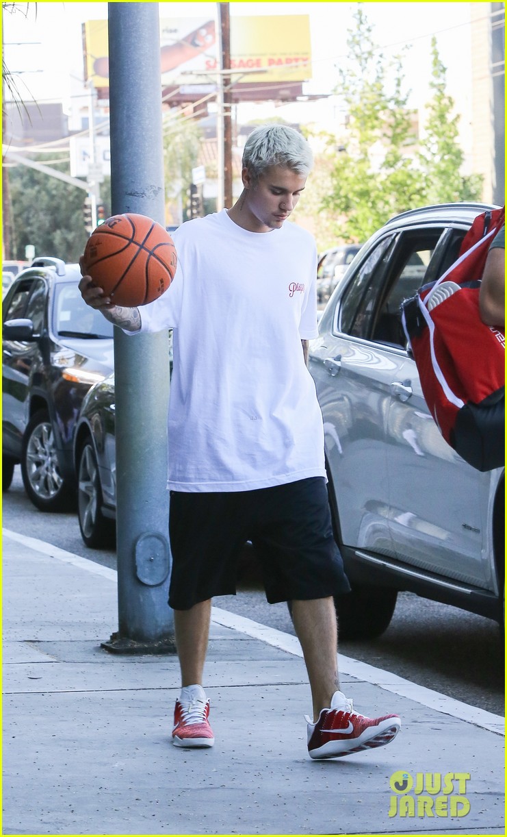Justin Bieber Playing basketball, DreAnthony