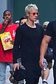 justin bieber throws hat back to fan nyc stroll 04