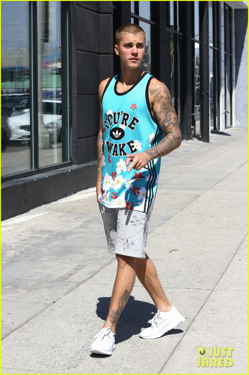 Justin Bieber Sports His New Favorite Shoes for WeHo Lunch: Photo 1001628 | Justin  Bieber Pictures | Just Jared Jr.