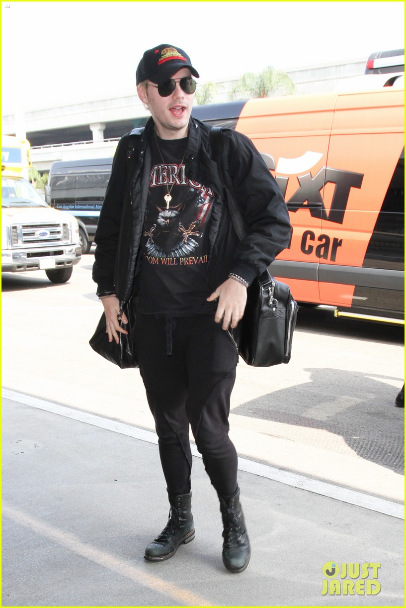 Michael Clifford Jets Out Of La To Start Sounds Live Feels Live Tour Photo Michael Clifford Pictures Just Jared Jr