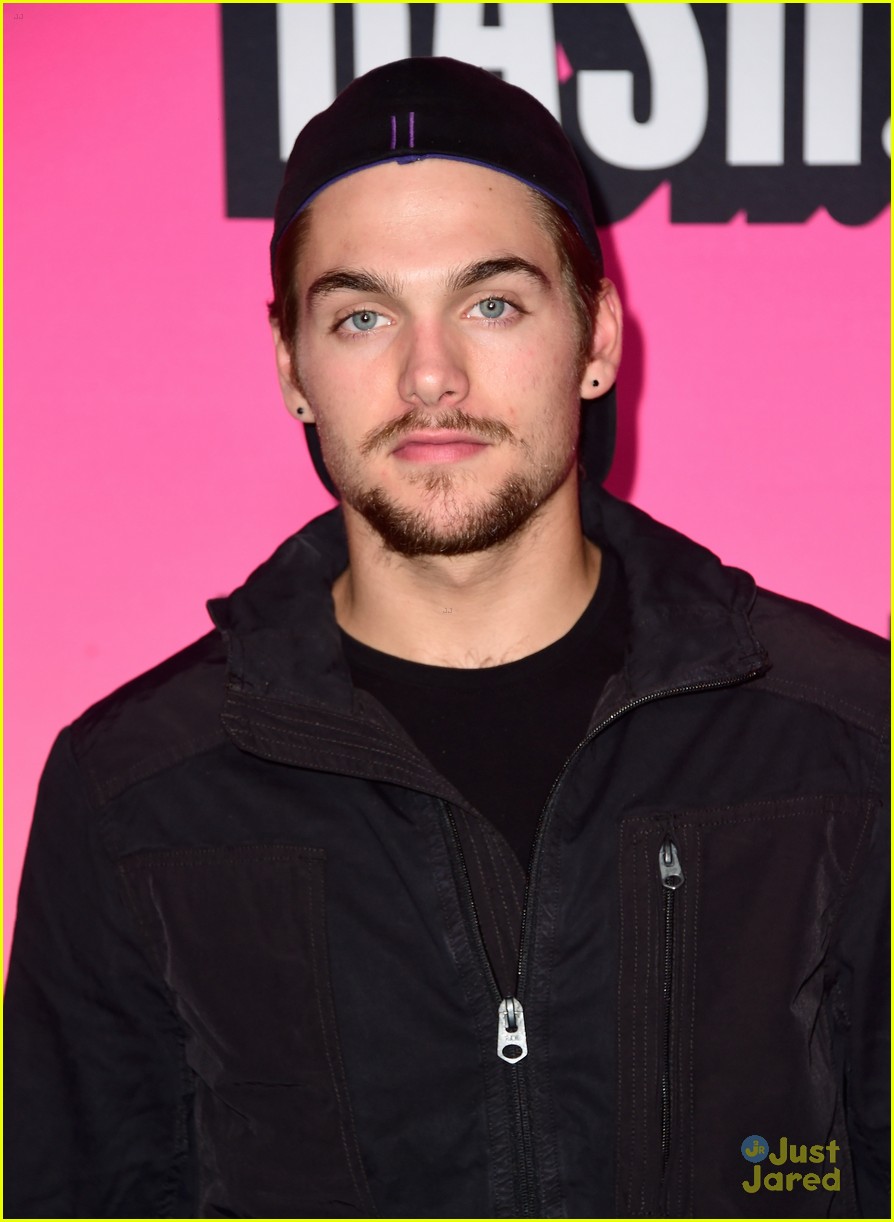 the 100 cast ryan newman nolan gould more ew comic con party 16