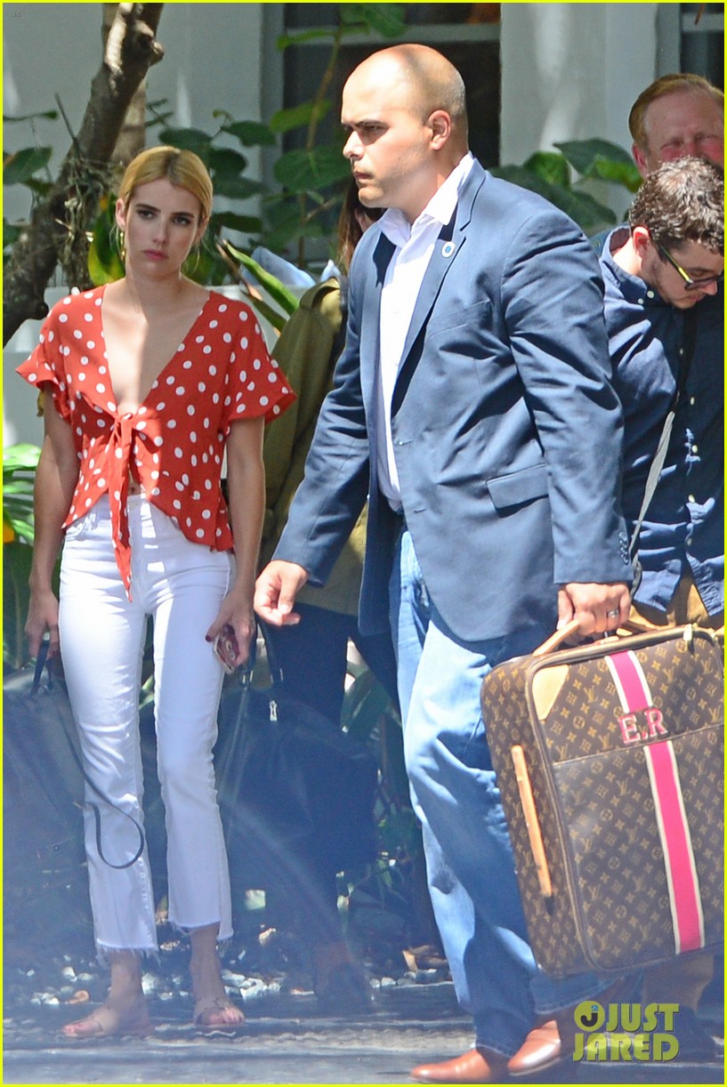 Full Sized Photo of emma roberts polka dot top taylor lautner love